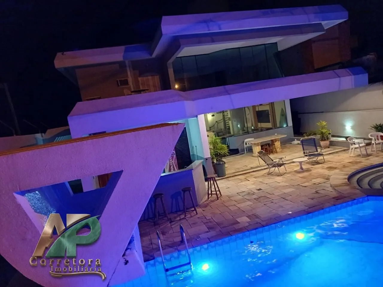 Imagem Mansão de Luxo à Venda no Condomínio Jardim Pernambuco II - Praia do Pernambuco, Guarujá | 4 Suítes, Piscina e Alto Padrão