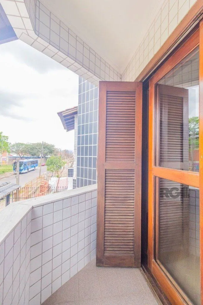 Imagem Casa com 240m², 3 dormitórios, 6 vagas no bairro Sarandi