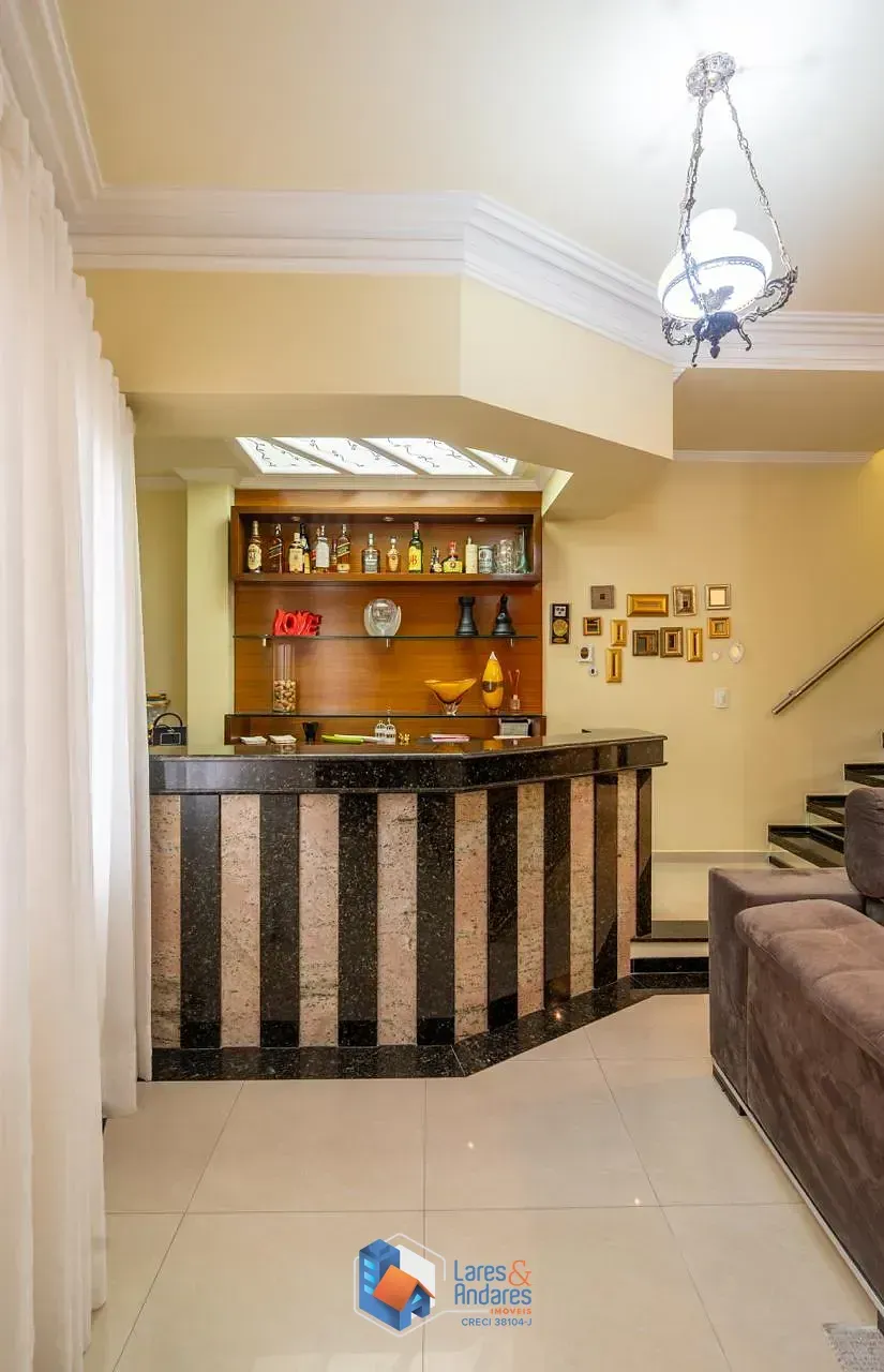 Imagem Sobrado para venda em Chácara Inglesa com 3 quartos, sendo 3 suítes, 300m²