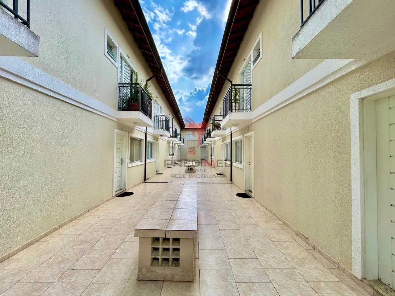 Imagem VENDO CASA DE CONDOMINIO FECHADO, 2 VAGAS DE GARAGEM, 2 DORMITÓRIOS, CHURRASQUEIRA