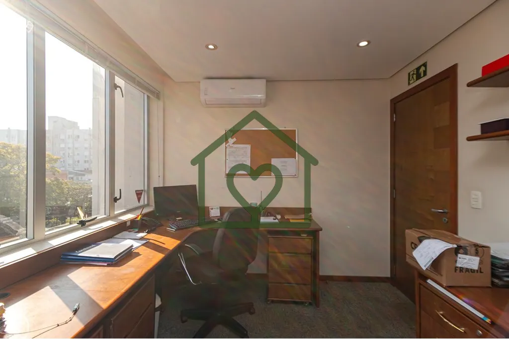 Imagem Excelente oportunidade de sala comercial mobiliada no polo jurídico! Ocupa todo o 4º andar, com 12...