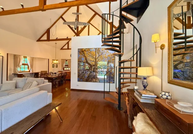 Imagem Casa de serra com lareira e jardim na Vila Inglesa | 4 dormitórios | terreno de 927 m²
