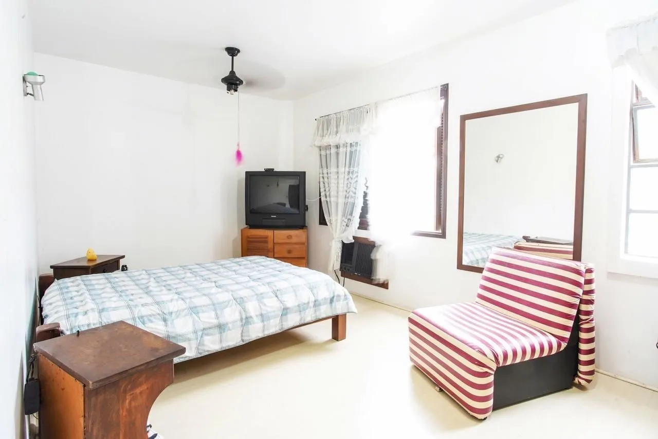 Imagem Casa com 300m², localizada na zona sul de Porto Alegre, com lareira, piscina e 3 vagas de garagem cobertas.