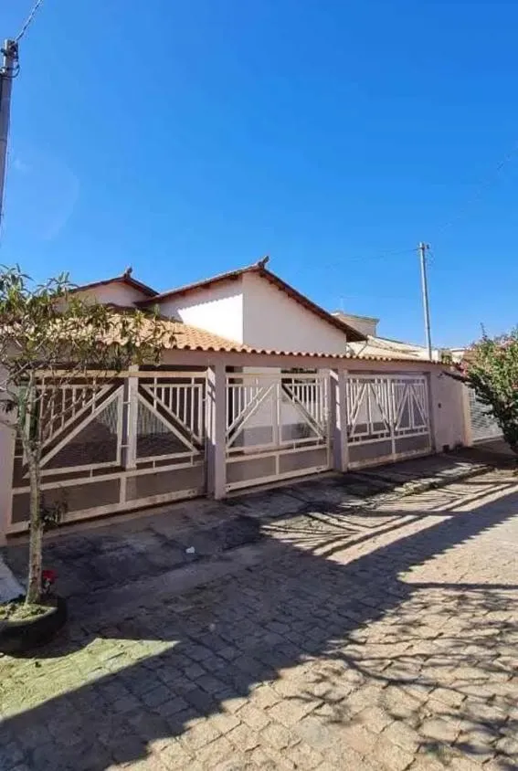 Imagem Vendo uma ótima casa na cidade de Passatempo/MG ( valor 650.000,00 )