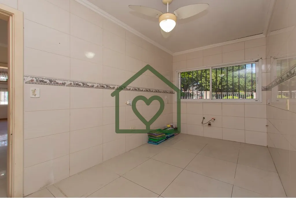 Imagem Casa distribuída em dois andares com cinco dormitórios, quatro banheiros, duas cozinhas, duas sala...