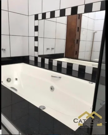 Imagem Casa com três dormitórios e amplo quintal em bairro tranquilo em Jundiaí