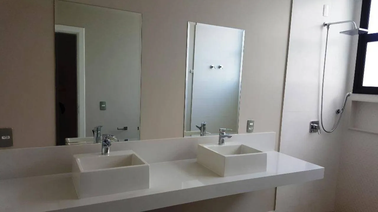 Imagem Luxuosa Residência com 4 Suítes e Área Gourmet Integrada à Venda em Alphaville Nova Esplanada 1