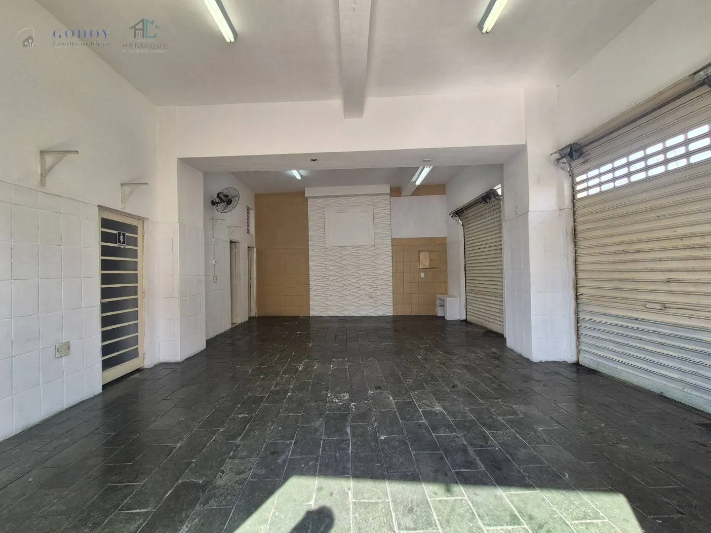Imagem Ponto Comercial com Salão Amplo e 3 Portas de Esquina com 96,59 m²