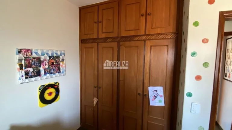 Imagem Apartamento com 3 dormitórios e suíte no Condomínio Edifício Fabiana, em Uberaba - Imperdível!