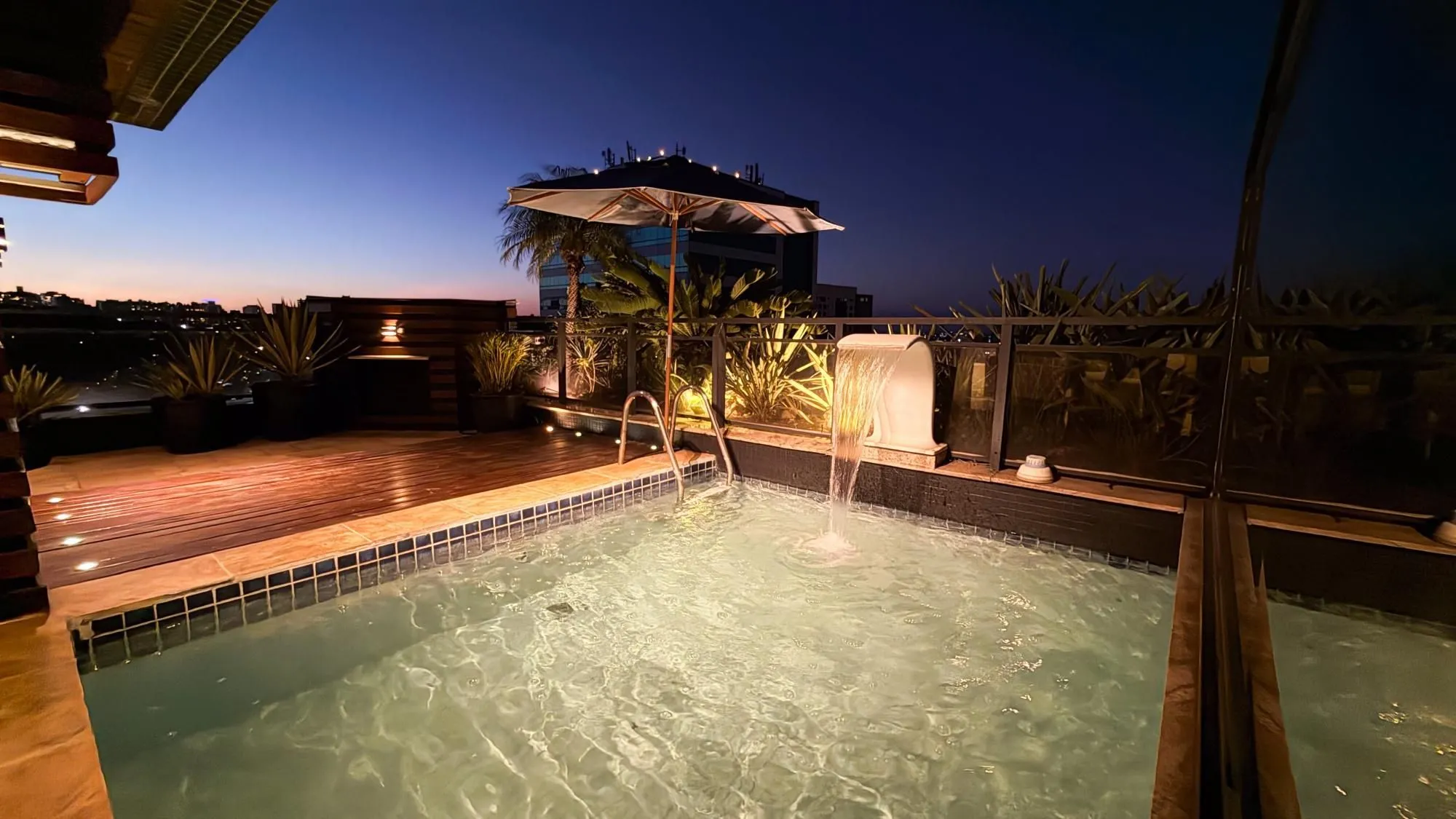 Imagem Vende-se linda cobertura com 3 quartos (1 suíte), 209m², 2 vagas e piscina - Três Figueiras