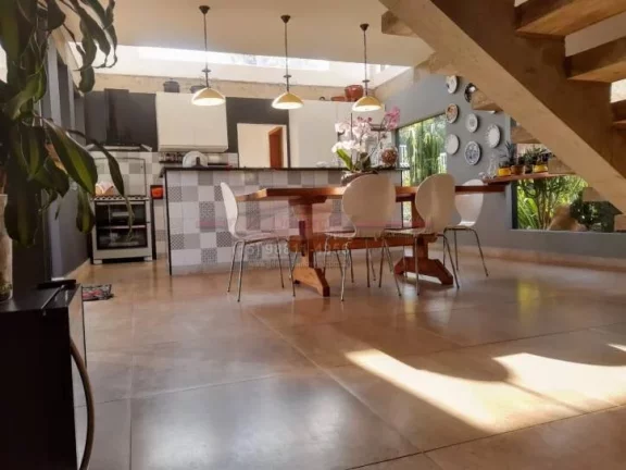 Imagem Casa com fino acabamento e com requinte charmoso e moderno