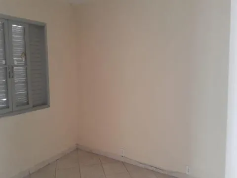 Imagem LOCAÇÃO DE CASA NO JARDIM PLANALTO, EM ARUJÁ/SP, 160m² com 03 dormitórios, suíte, sala, varanda, cozinha e garagem coberta para 01 auto. CONSULTE-NOS.