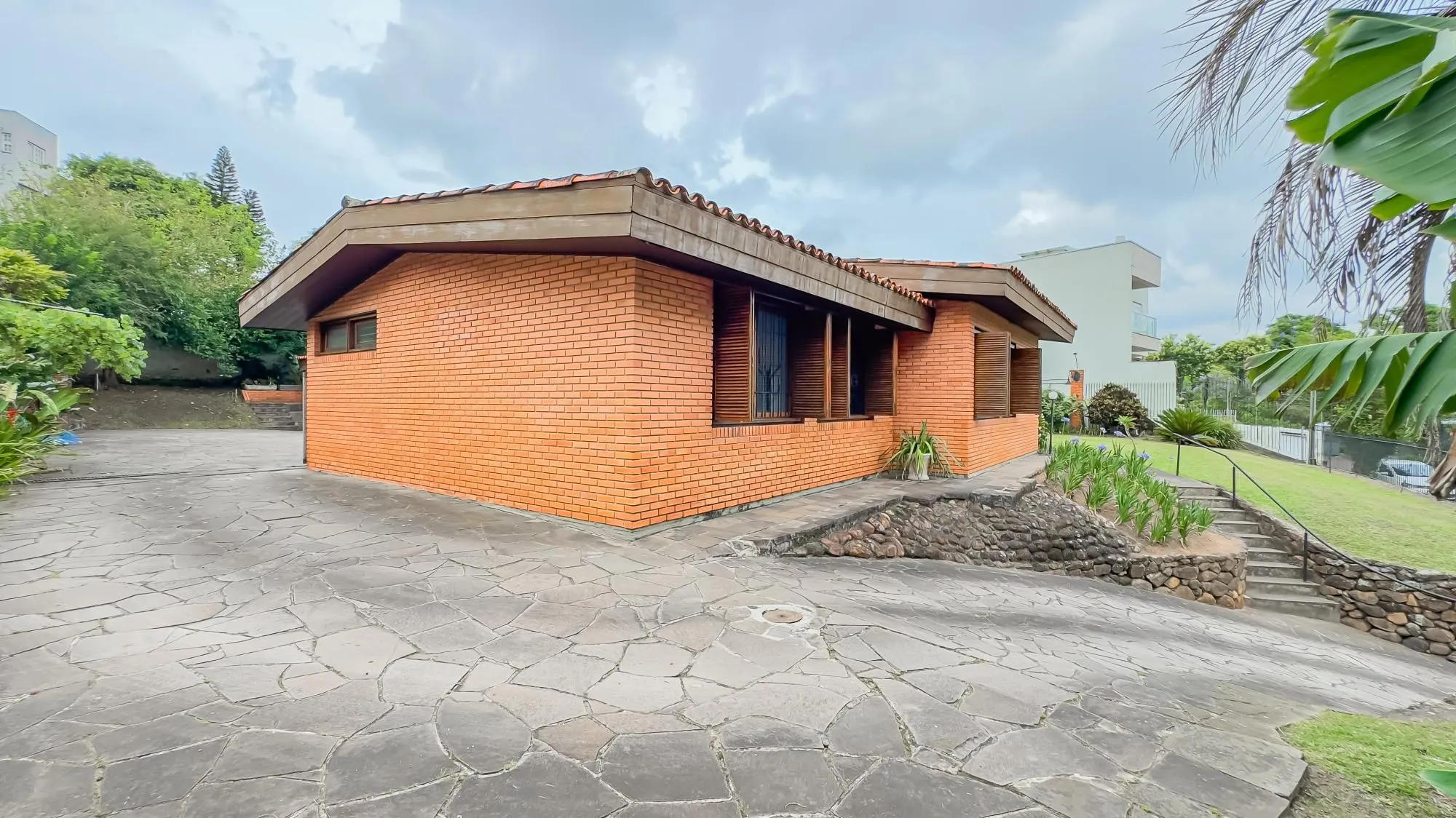 Imagem Casa com 3 quartos e 313m² à venda em Chácara das Pedras, Porto Alegre. Rua Joao Paetzel, Chácara Das Pedras, Porto Alegre