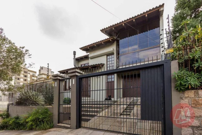 Imagem Casa de 208 m² com 4 quartos, 3 vagas e piscina.