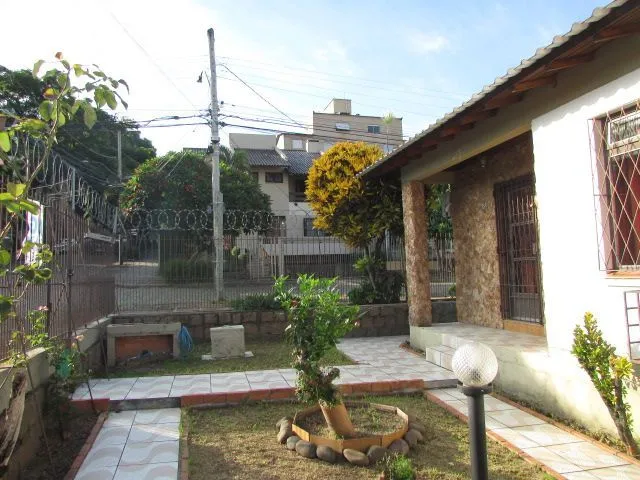 Imagem Casa térrea, com 3 dormitórios, 1 suíte, no bairro Nonoai.