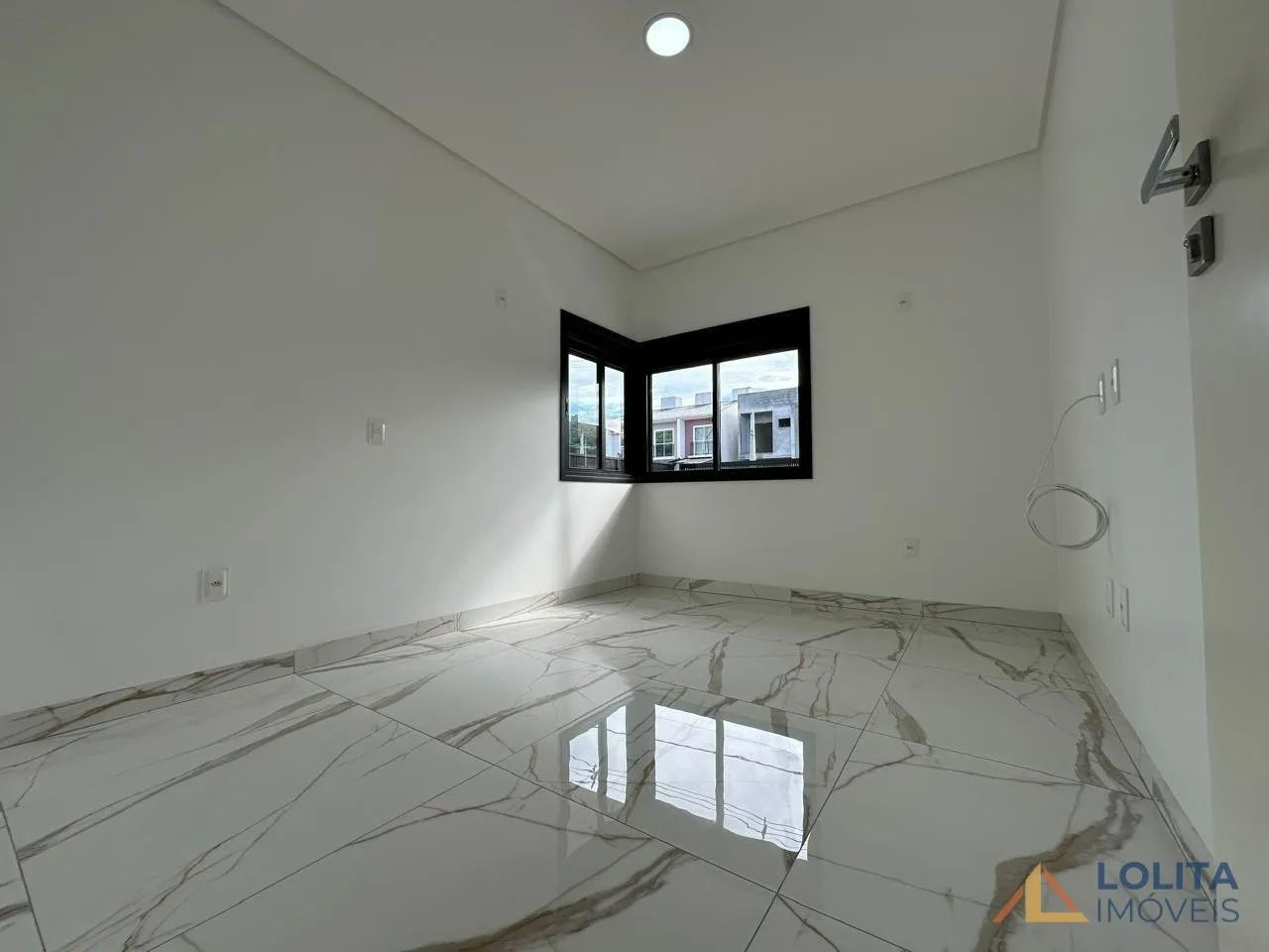 Imagem CASA COM 3 QUARTOS E 2 VAGAS DE GARAGEM À VENDA EM SÃO JOSÉ/SC