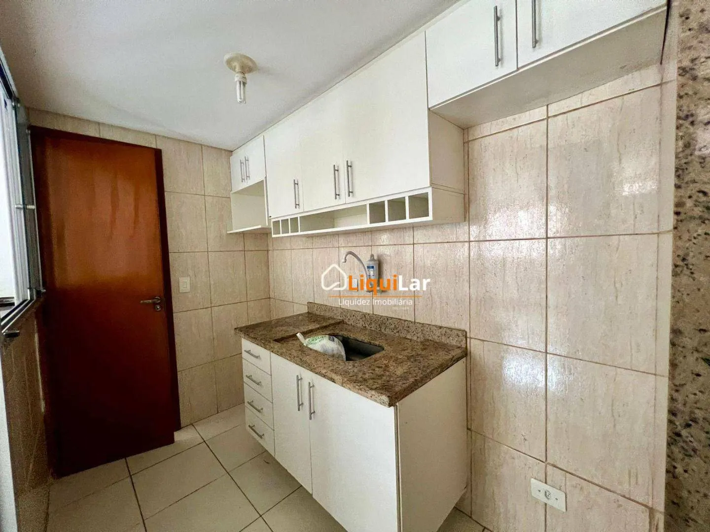 Imagem Sobrado à Venda no Condomínio Residencial Polonês 1 com 3 Quartos, 2 Suítes e Localização Privilegiada.