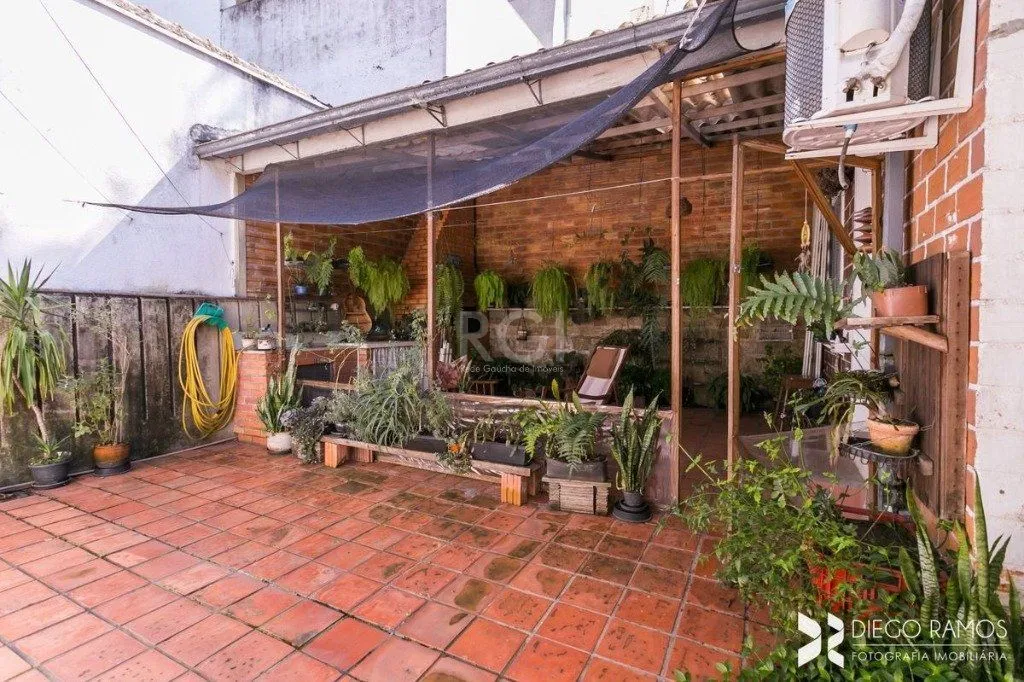 Imagem Casa para Venda - 198m², 3 dormitórios, sendo 1 suites, 4 vagas - Petrópolis