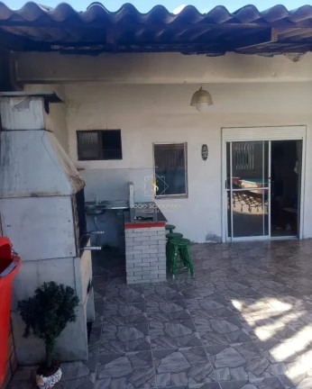 Foto do imóvel Casa em Guaratuba com piscina em rua pavimentada, sozinha no terreno e poucos metros do mar. em Rua Augusto Bertoldi