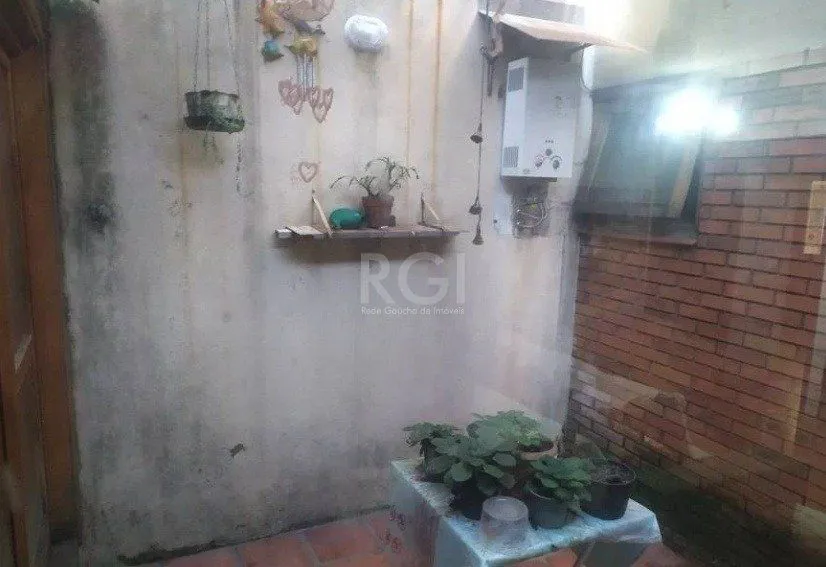 Imagem Casa com 03 dormitórios, churrasqueira, pátio com piscina e 5 vagas de garagem no bairro Menino Deus