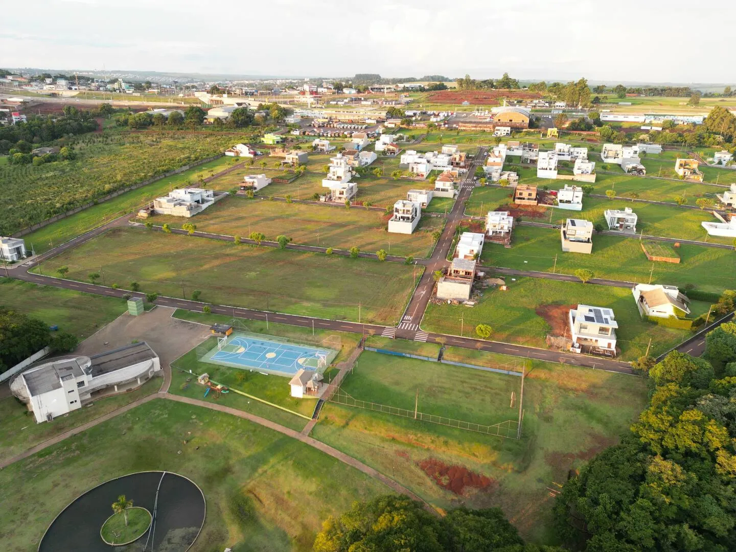 Imagem Terreno à venda em Condomínio, Bairro Cascavel Velho em Cascavel: Churrasqueira, Playground, Portaria 24h - Venda