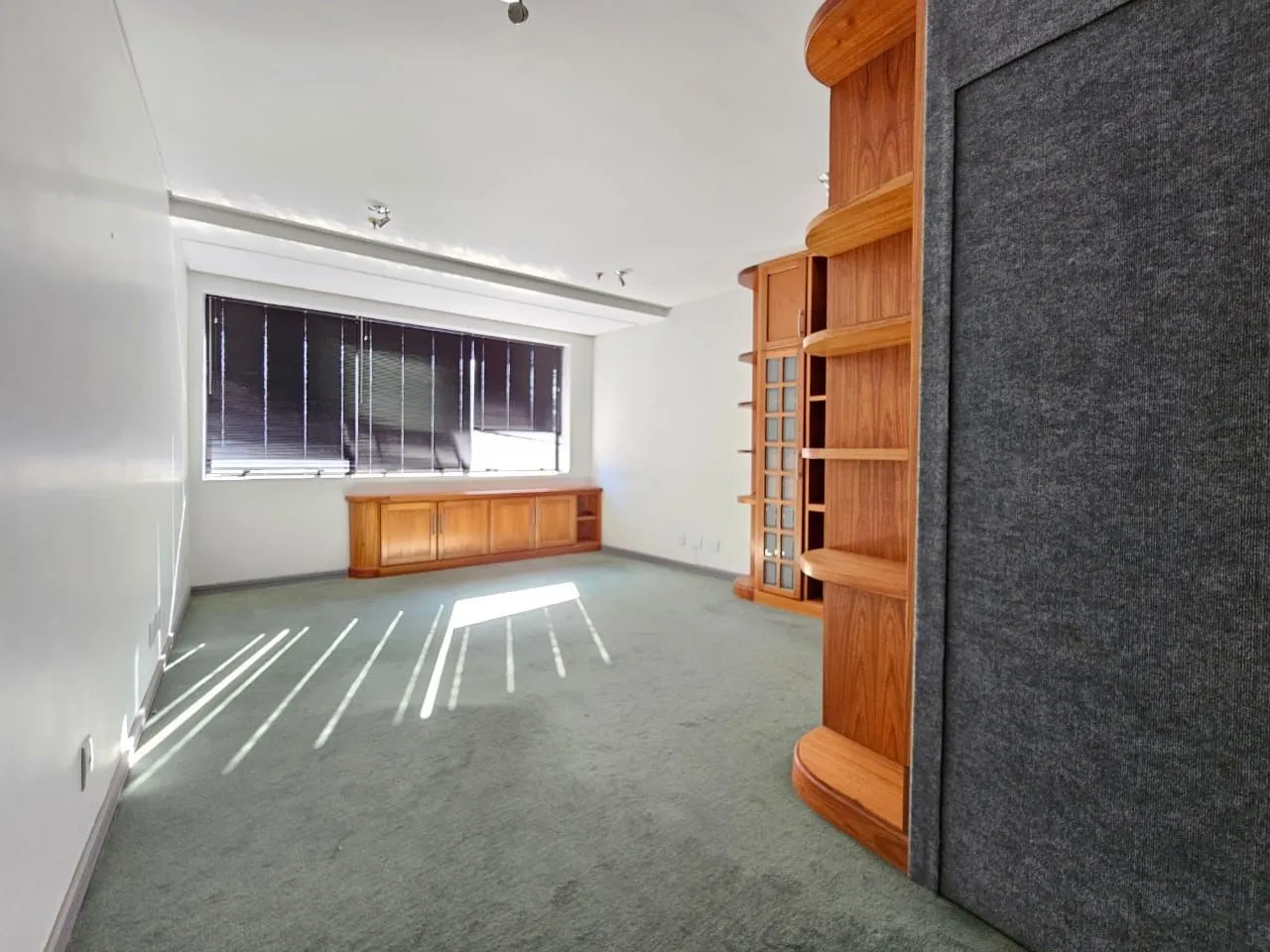 Imagem Conjunto Comercial com 2 salas para alugar em Moinhos de Vento, Porto Alegre
