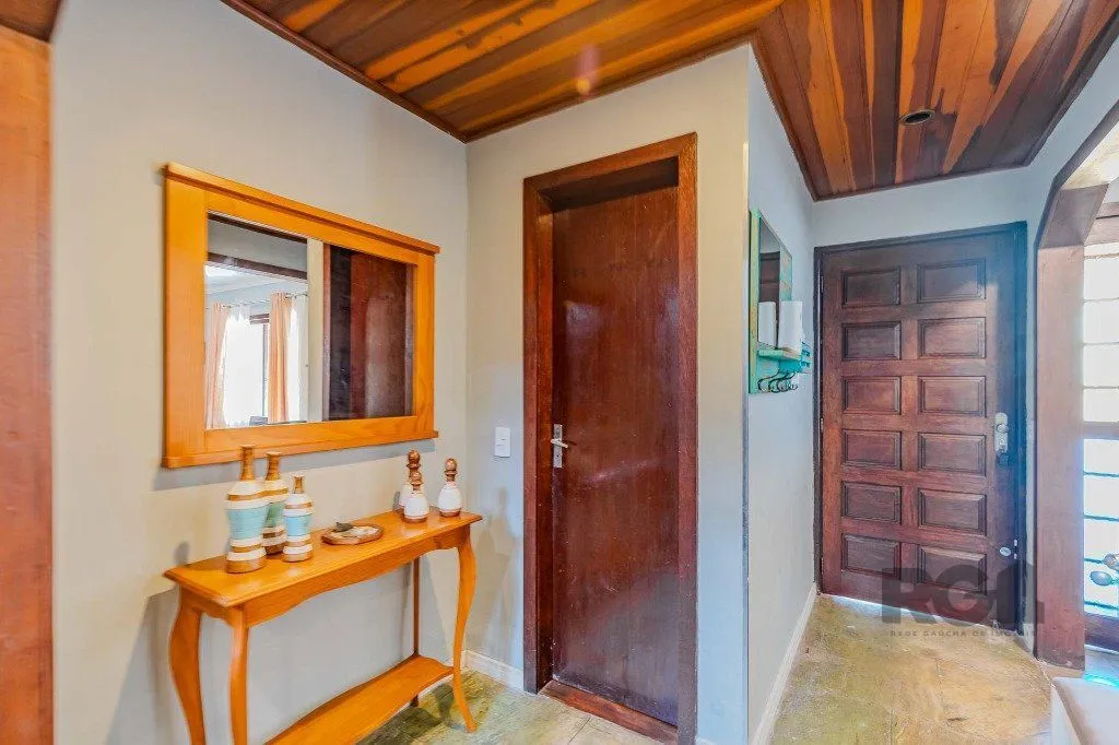 Imagem Casa com 234m², 3 dormitórios, 3 vagas no bairro Partenon