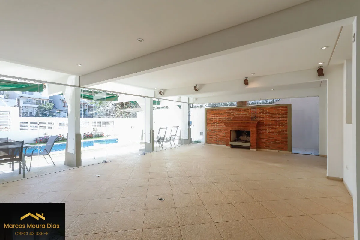 Imagem Casa no Sumaré com 3 Dormitórios ( 1 suíte), 359m² com Piscina, Elevador, Churrasqueira e 6 Vagas de Garagem