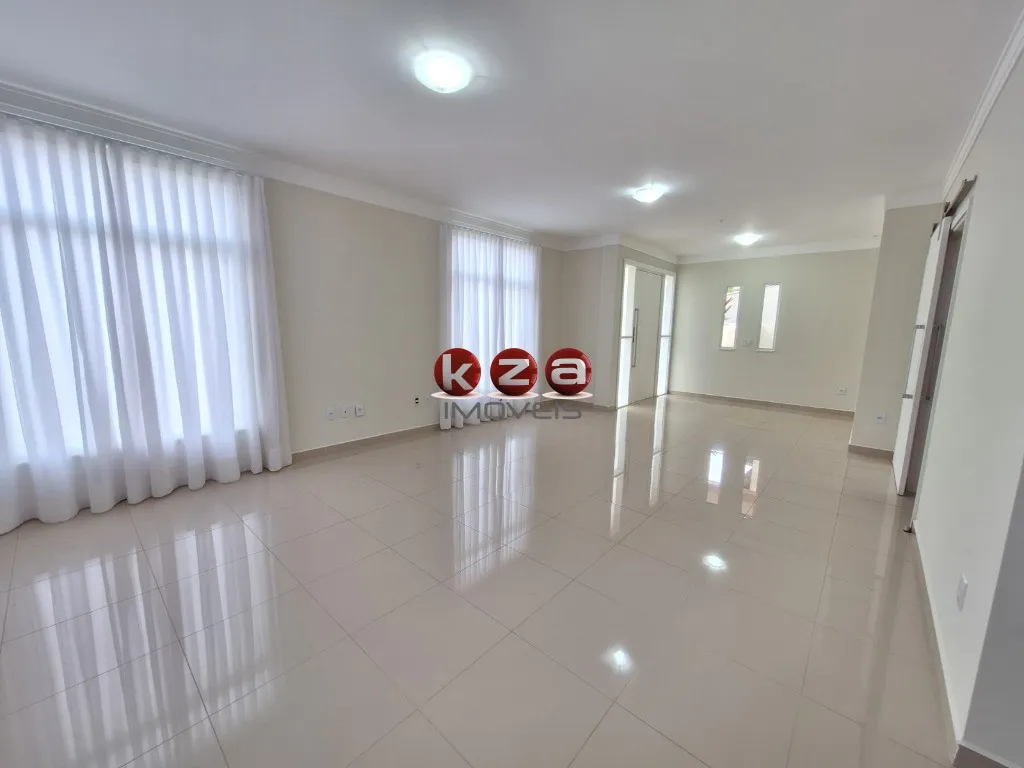 Imagem Casa em condomínio exclusivo em Valinhos-SP, 3 quartos, 3 suítes, 2 salas, 4 banheiros, 245,98 m² de área.