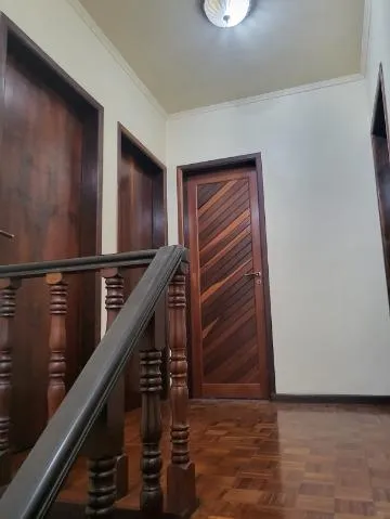 Imagem VENDA E LOCAÇÃO DE SOBRADO NA VILA VIRGÍNIA, EM ITAQUAQUECETUBA/SP, 200m² com varanda, jardim, cozinha ampla, 3 salas e suíte com hidro. CONSULTE-NOS.