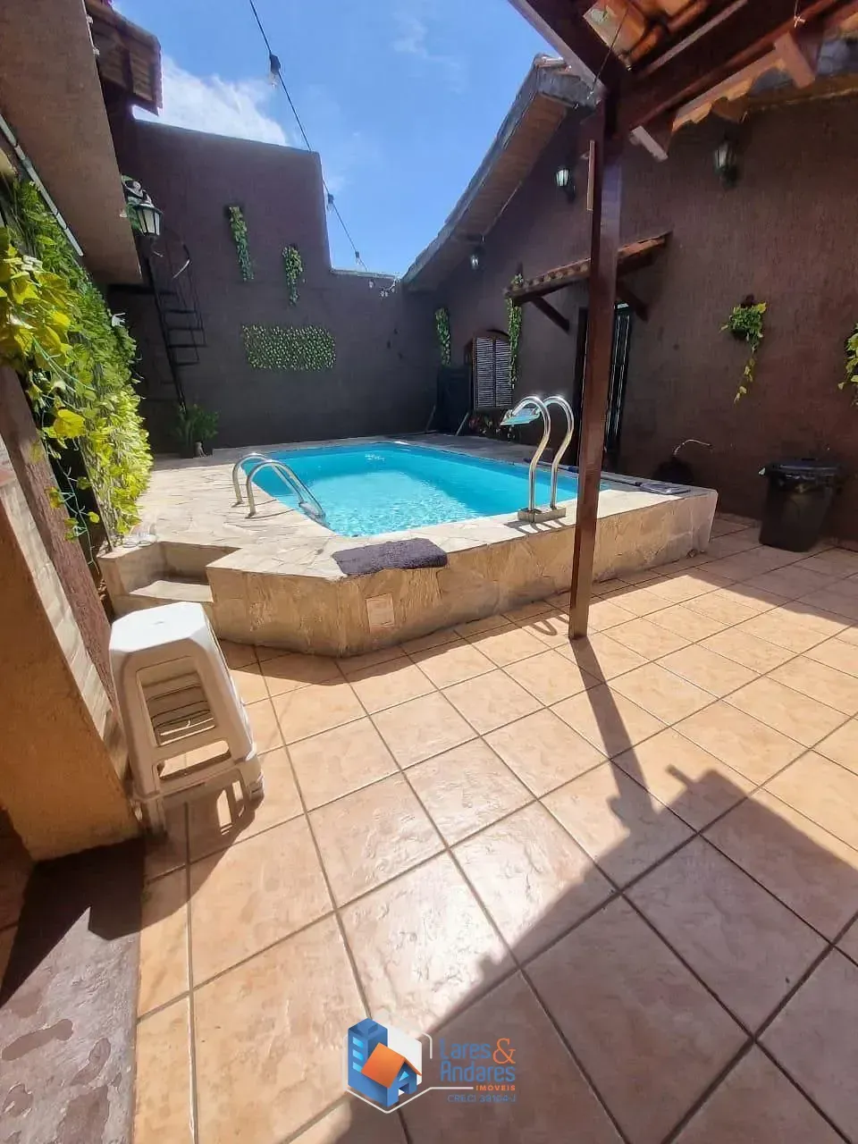 Imagem CASA À VENDA, COM 240 M², 3 DORMS (1 SUÍTE COM HIDRO), COZINHA COM MÓVEIS PLANEJADOS, ÁREA DE LAZER COM PISCINA E 4 VGS - SANTA TERESINHA - SÃO PAULO