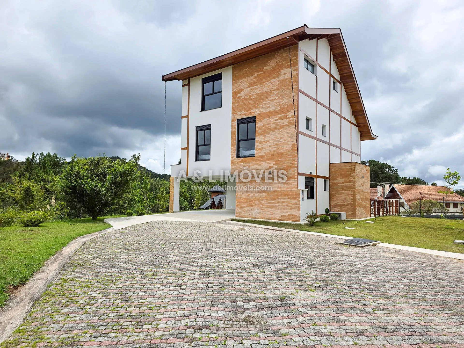 Imagem Casa em Campos do Jordão | 4 Suítes, Porteira Fechada e Vista para o Vale