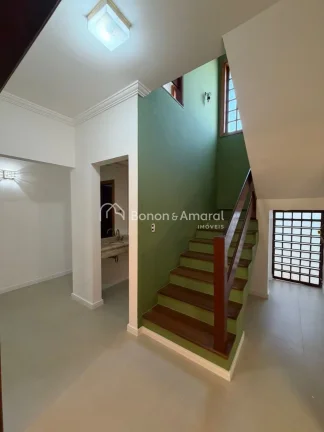 Imagem Ampla e confortável, esta excelente residência conta com 330m² de área construída, oferecendo e...