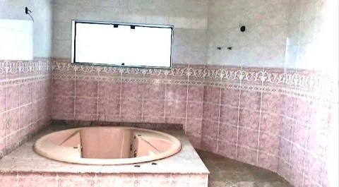 Imagem LOCAÇÃO DE CASA COMERCIAL NO CENTER VILLE, EM ARUJÁ/SP, 740m² com 2 salas, cozinha, piscina, jardim, quintal amplo e 4 vagas p/ autos. CONSULTE-NOS.