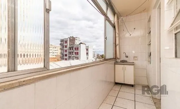 Imagem Apartamento no bairro Floresta de 2 dormitórios dependência e vaga DESOCUPADO