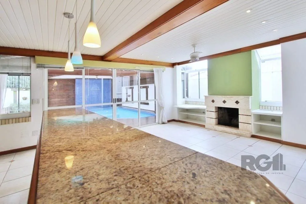 Imagem Excelente casa de 324m² com 4 dormitórios e 2 vagas.