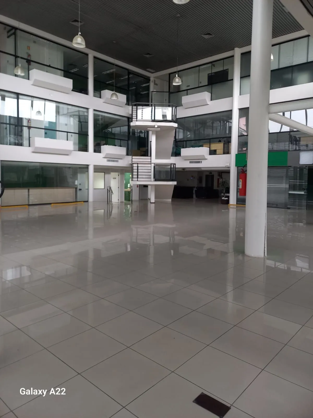 Imagem MÁFFER IMÓVEIS ALUGA LOJA / PRÉDIO COMERCIAL - AV. SERTÓRIO | PORTO ALEGRE/RS Área total: 1.200 m² Aluguel: R$ 48.000/mês Diferenciais do Imóvel Altíssima visibilidade Testada ampla com vitrine Fluxo intenso de veículos