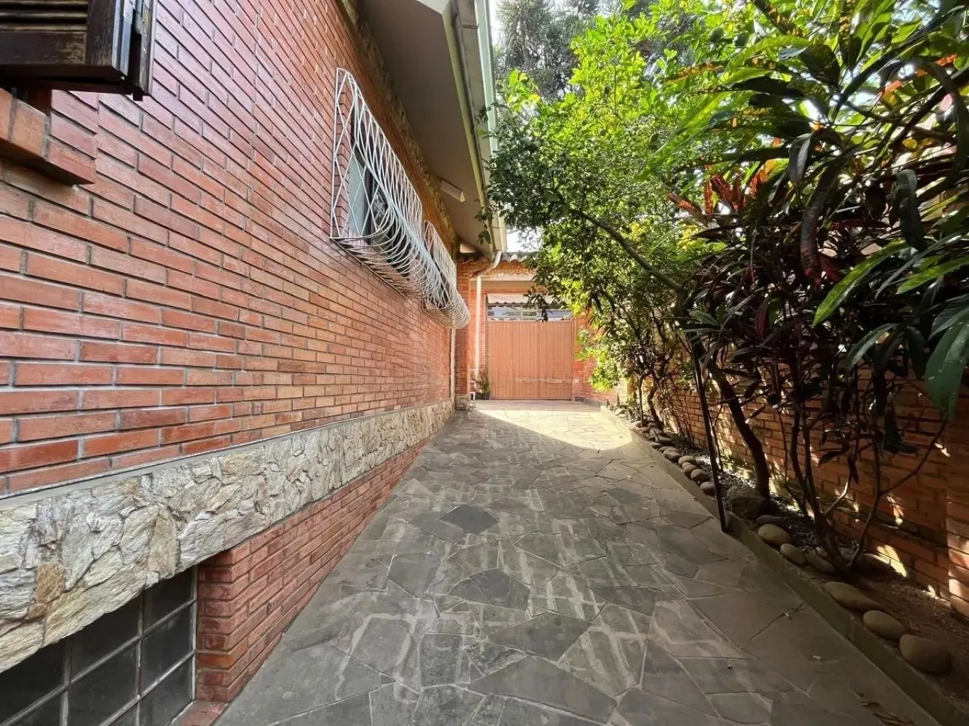 Imagem Casa com 4 quartos e 2 lareiras no bairro Belém Velho