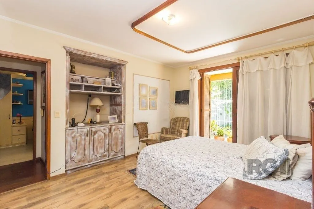 Imagem Casa 470m² - 4 dormitórios, 5 vagas no bairro Jardim São Pedro