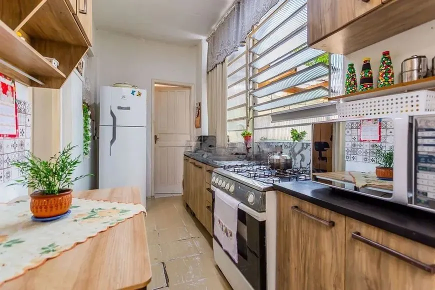 Imagem Casa térrea com 3 dormitórios, amplo pátio e 2 vagas de garagem cobertas.