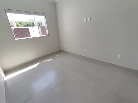 Imagem Casa linear composta de 2 quartos sendo um suíte cozinha ampla, sala, banheiro social, área de churrasco,