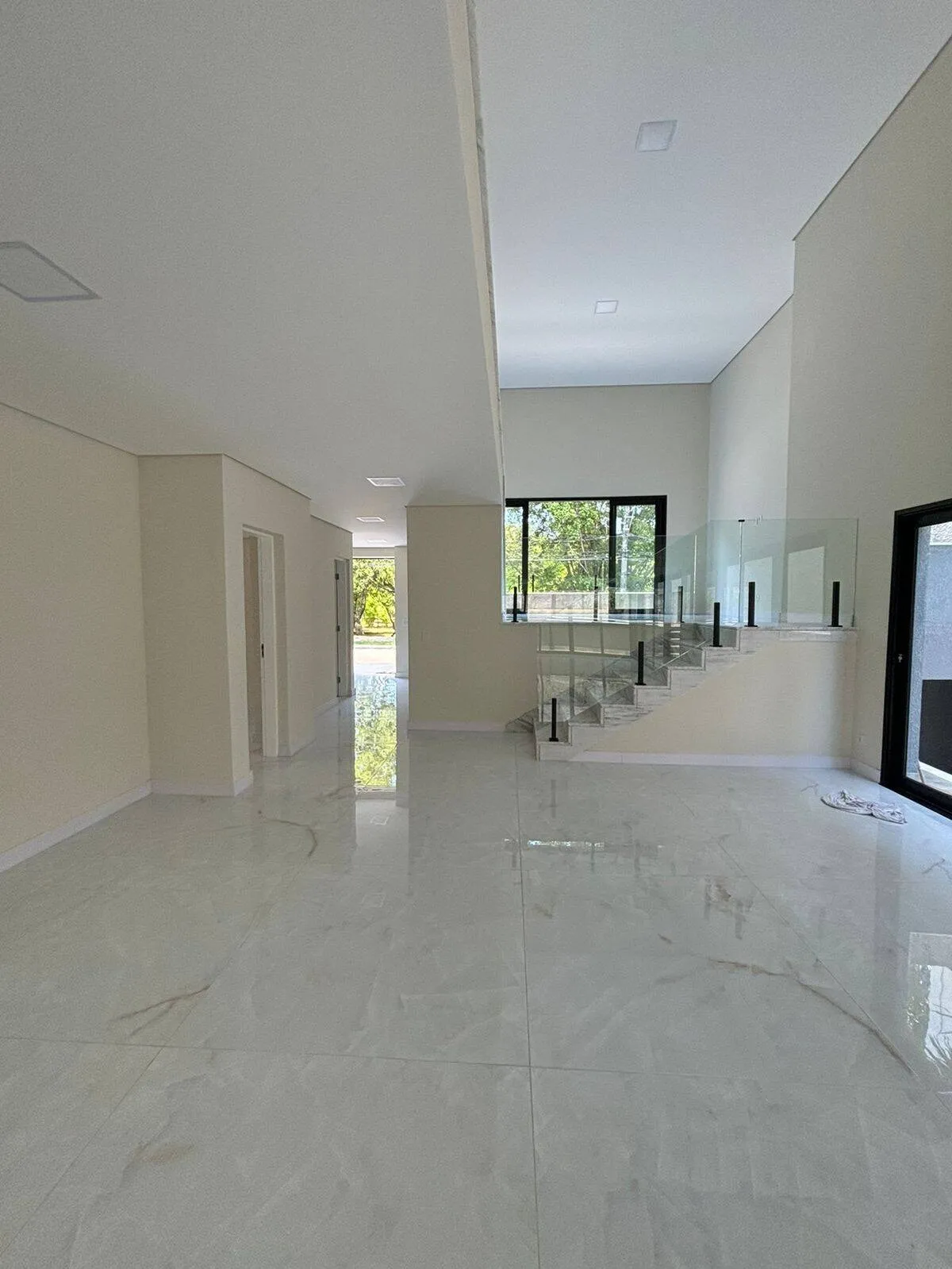 Imagem Casa Nova Planejada em Alphaville - 4 Dormitórios, 2 Suítes, Área de Lazer Completa e 4 Vagas