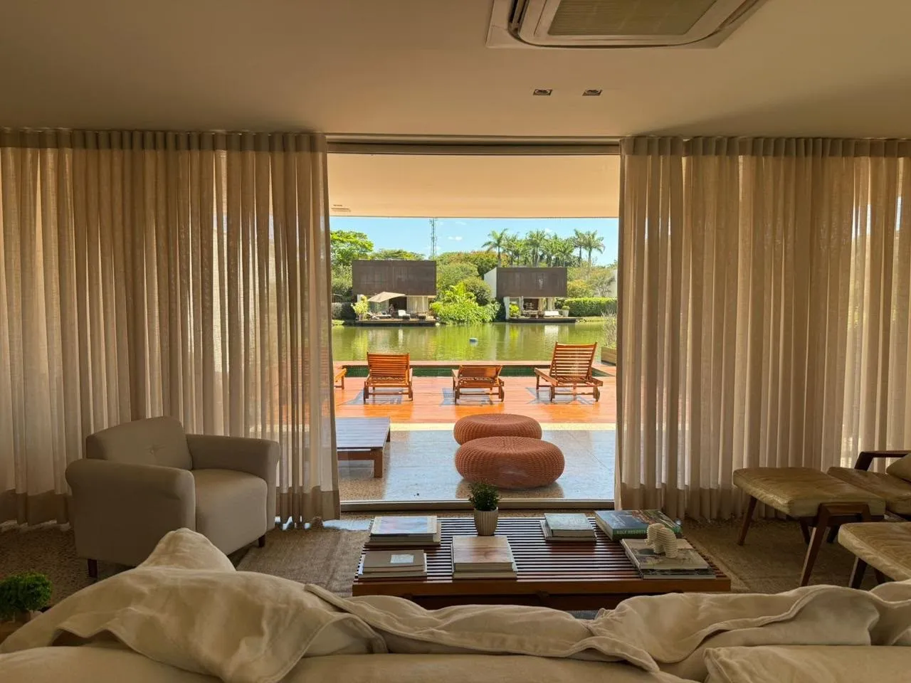 Imagem Casa de luxo para alugar na Fazenda Boa Vista, Villa Fasano dos Lagos, 462 m², 4 suítes, vista para o lago e lazer completo