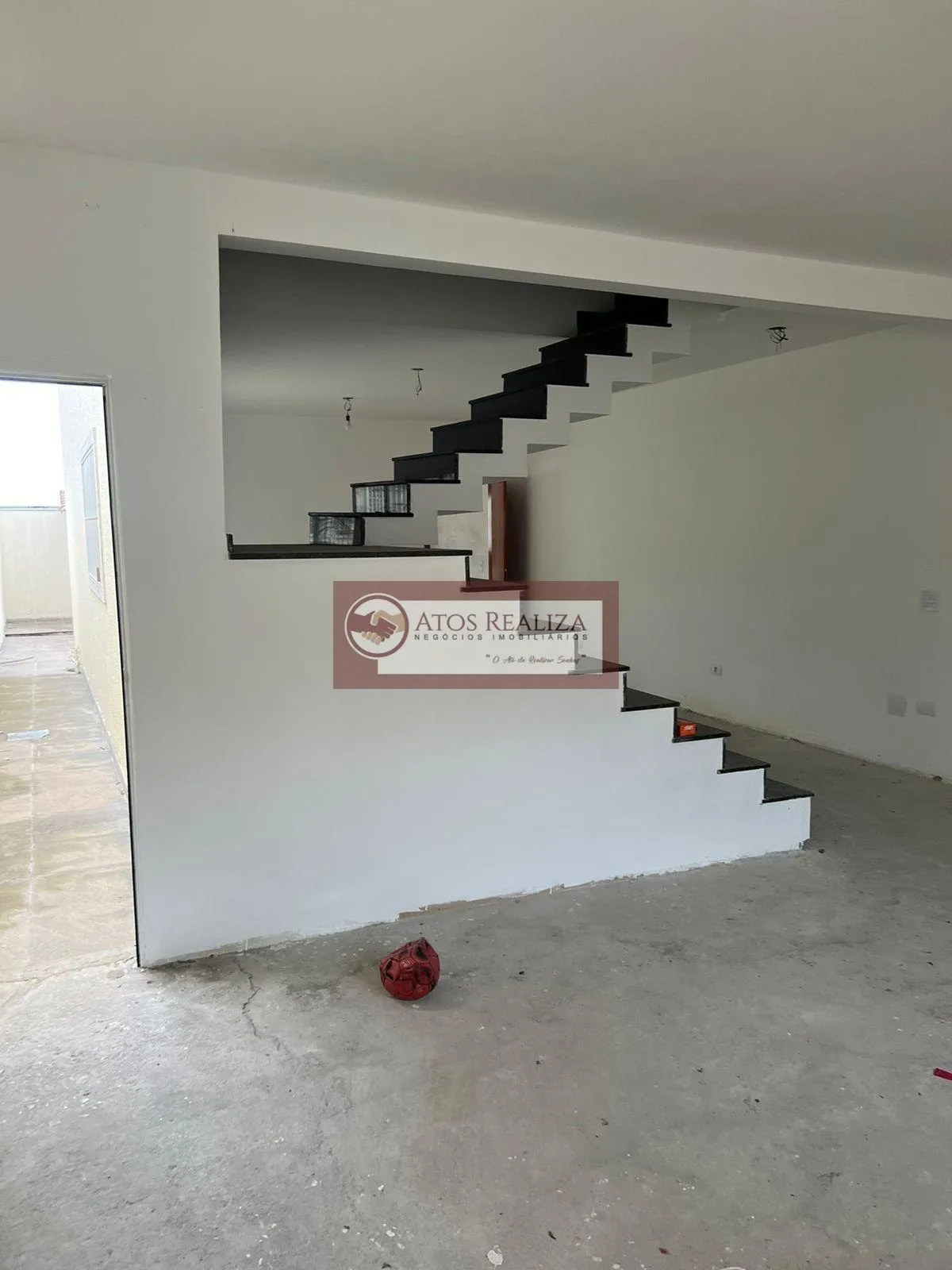 Imagem Vendo Grande Oportunidade na vila campo grande. ﻿ Sobrado novo de 180m², com 3 Suítes, 1 lavabo, 2 vagas de garagem, quintal, Churrasqueira, corredor lateral portão automático. Valor de oportunidade R$ 790k. agende uma visita e confira. ﻿ ﻿