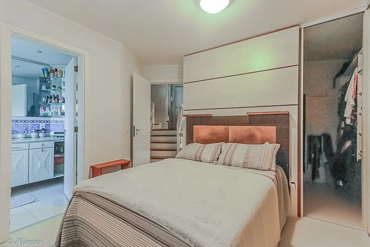 Imagem Casa em Condomínio à venda com 286m², 3 dormitórios, 1 suíte, 3 vagas, no bairro Jardim Isabel em Porto Alegre