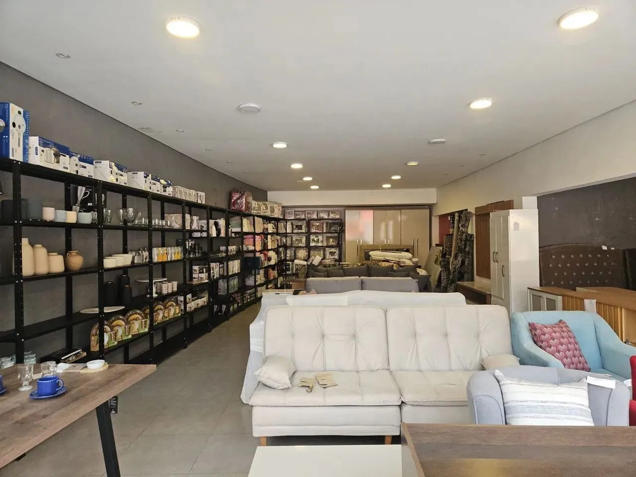 Imagem Salão comercial à venda em Sorocaba-SP: 1 sala, 1 banheiro, 3 vagas, 170m² no Quintais do Imperador