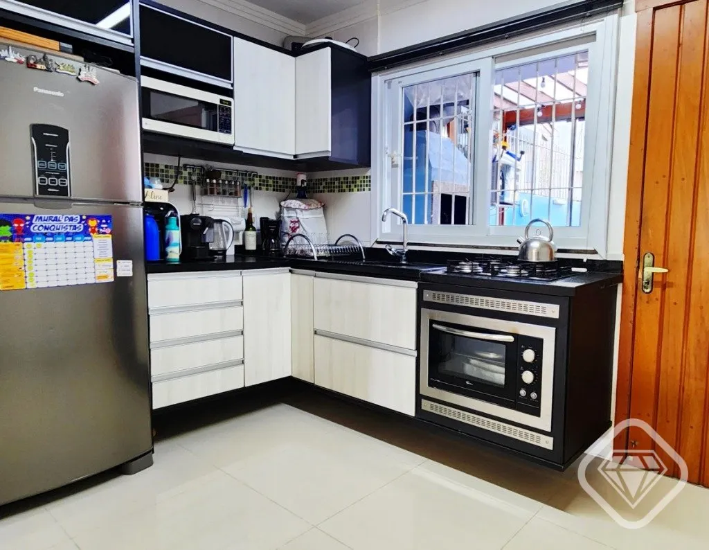 Imagem Casa semimobiliada em frente a uma linda praça no bairro Hípica, com ambientes amplos, excelente d...