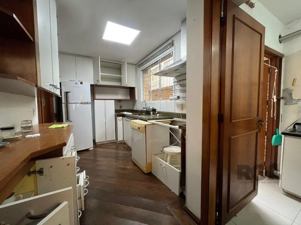 Imagem Casa de três quartos, suíte e quatro vagas de garagem no bairro Menino Deus em Porto Alegre