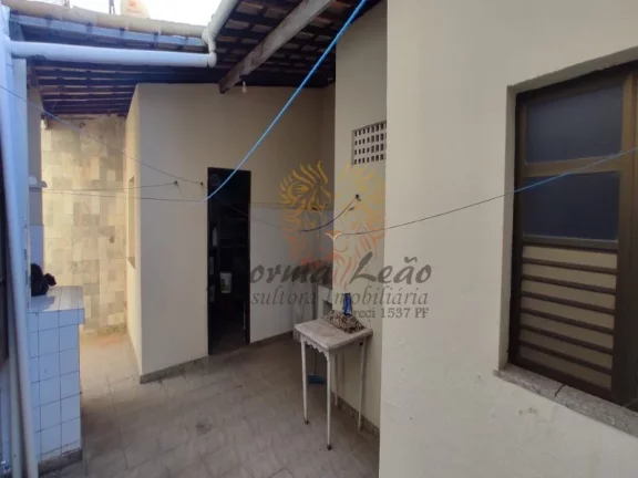 Imagem Casa à Venda na Atalaia: 4 Quartos, 3 Suítes, 2 Salas, 6 Banheiros, 3 Vagas de Garagem. Próximo a Orla da Atalaia.