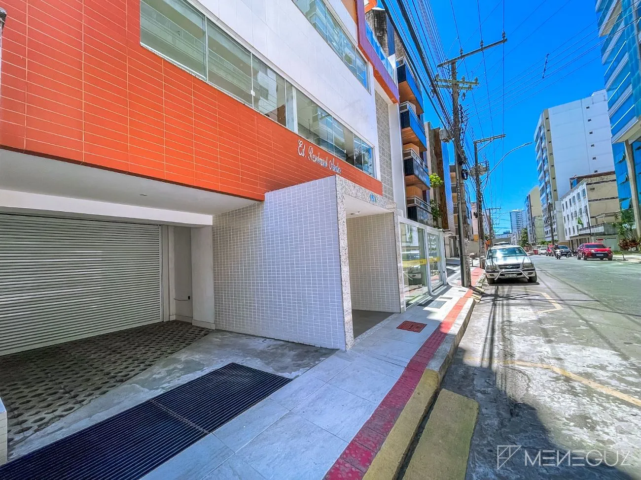 Imagem Apartamento com dois quartos, sendo duas suítes a venda na Praia do Morro, em Guarapari, a duas quadras do mar